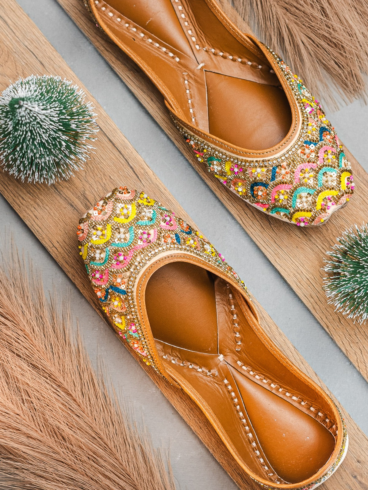 Rangoli Multicolor Embellished Jutti